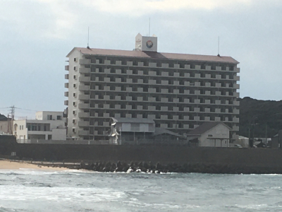 海から見た夏井が浜リゾートスカイマンション